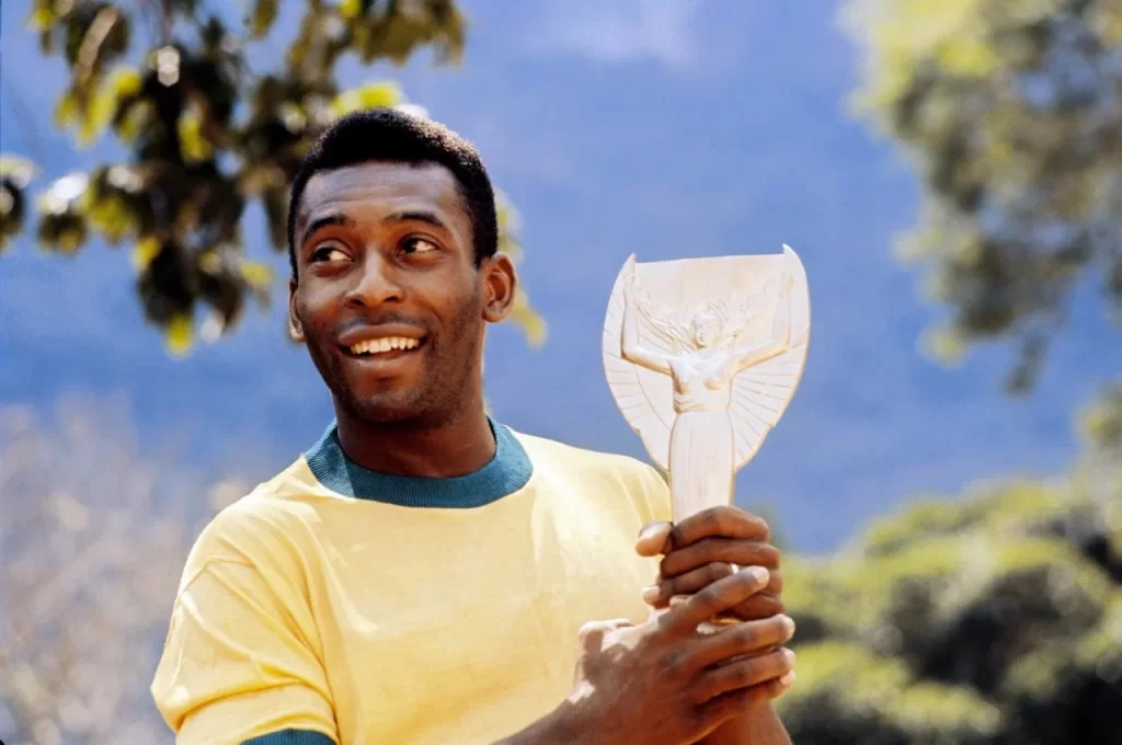 Pelé là một cầu thủ bóng đá chuyên nghiệp người Brazil chơi ở vị trí tiền đạo.